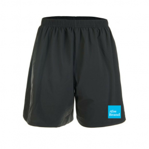 Alm Brand 2 i en shorts